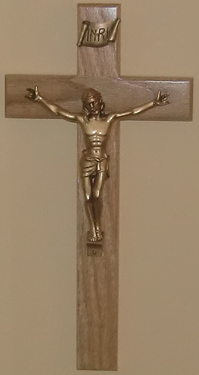 Crucifix offert par la communauté sourde au Card. Sean